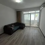Center Boulevard Apartment *